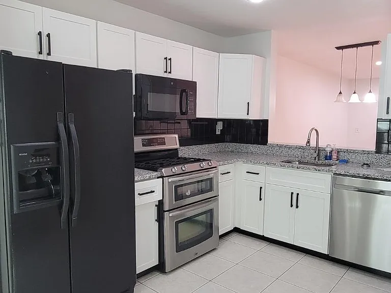 1408 Locust Ct — Photo 2