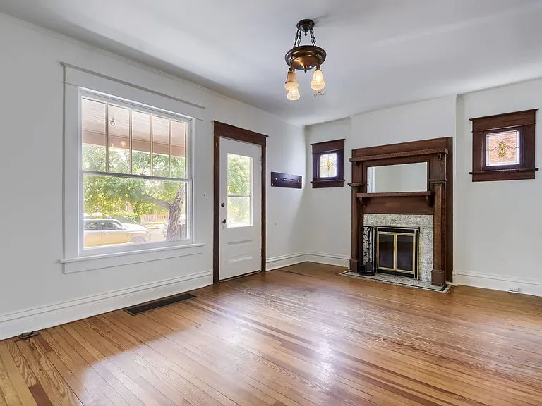 1055 S Pearl St — Photo 2