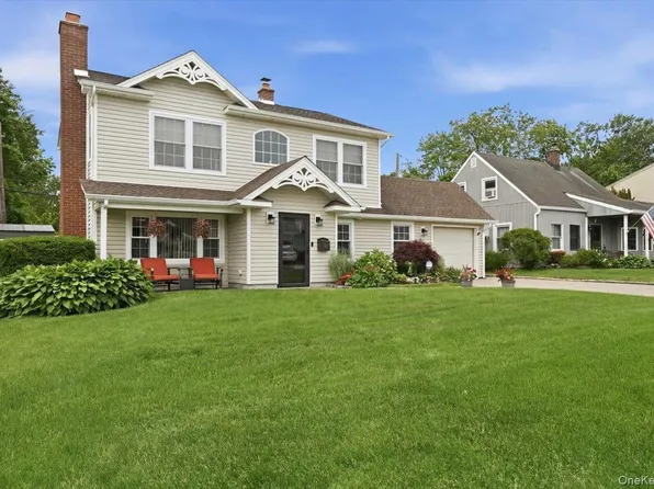 16 Penny Lane, Levittown, NY 11756