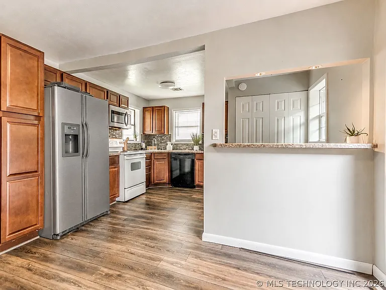 233 NE Queenstown Ave — Photo 9