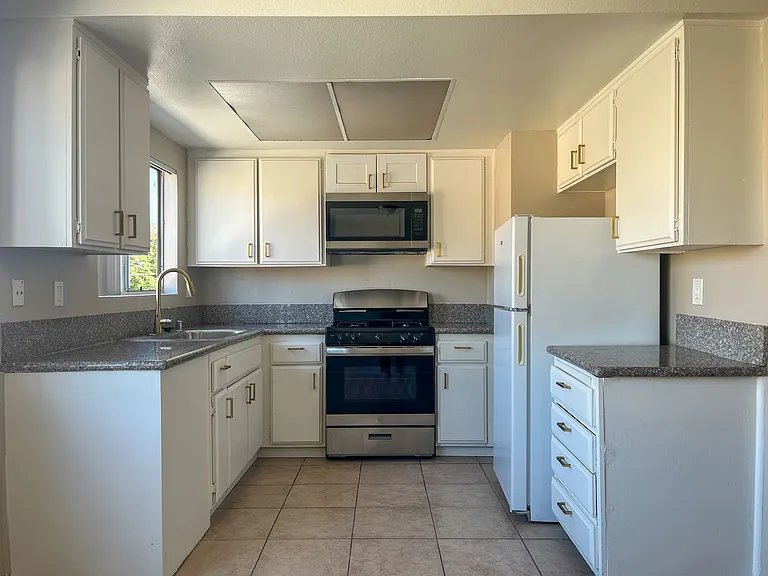322-330 w 9th St — Photo 30