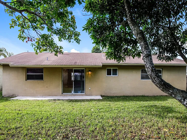 11460 NW 40th Pl — Photo 16