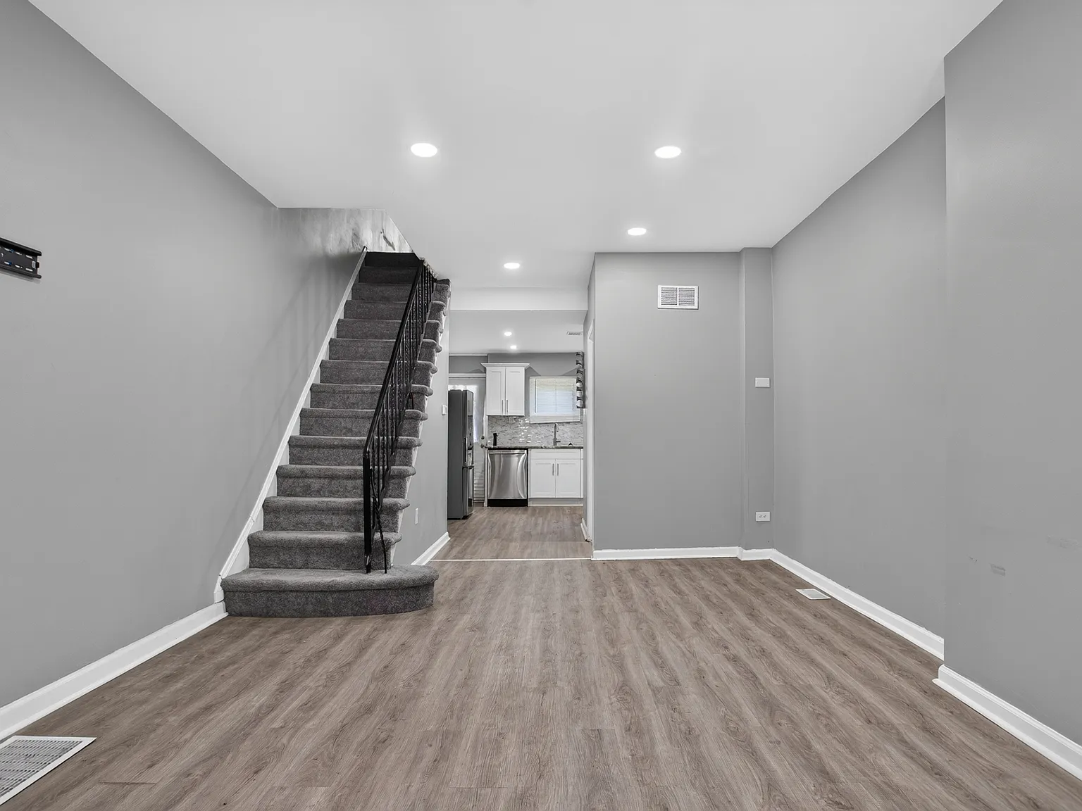 3 bed, 1120 sqft, $1,700 — Photo 2
