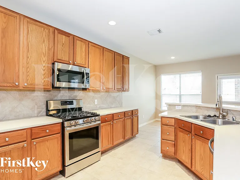 18210 Olive Tree Ct — Photo 5