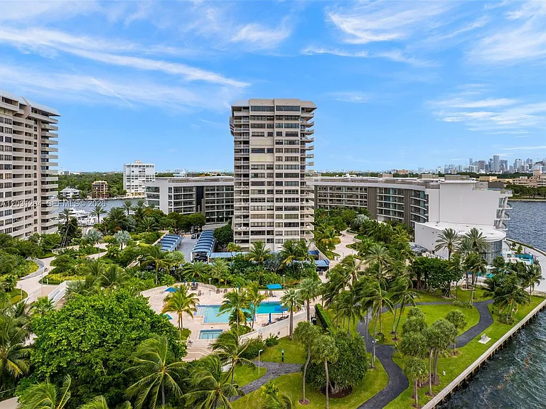 3 Grove Isle Dr #C605 — Photo 35