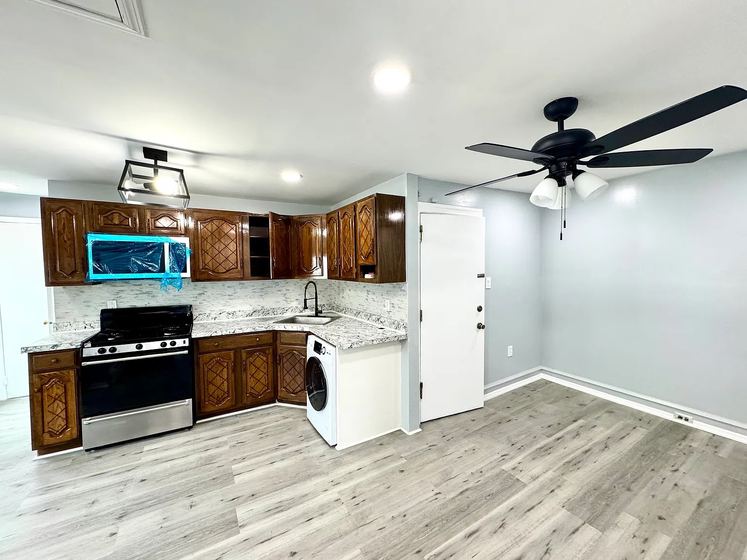 2 bed, 700 sqft, $1,600 — Photo 2