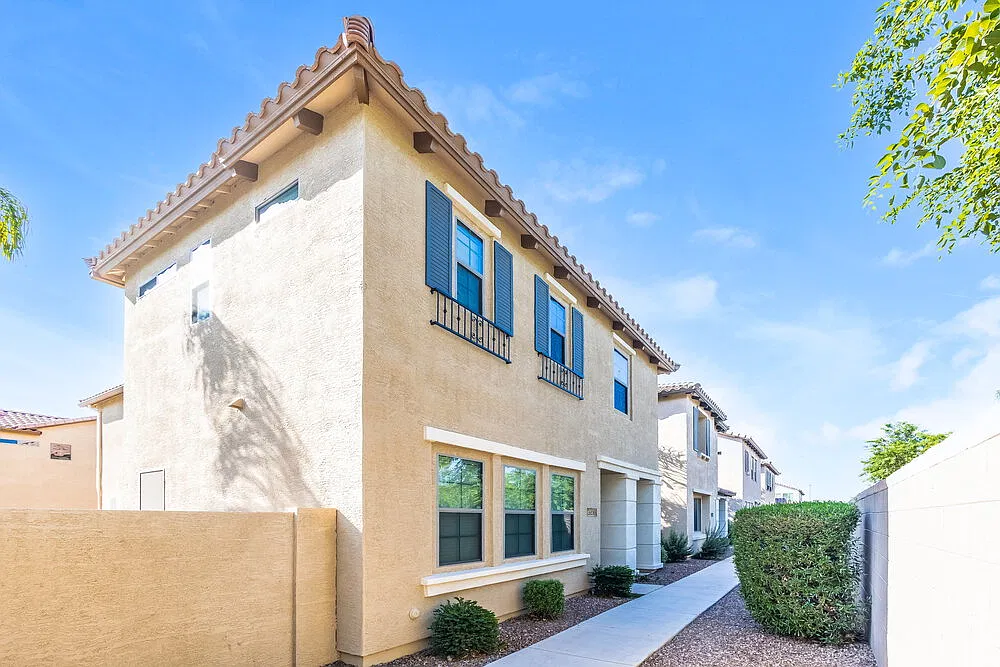 3 bed, 2.5 bath, 2105 sqft, $2,510 — Photo 1