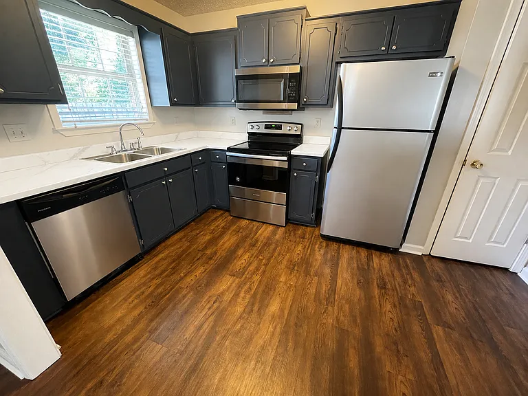1004 Creekside Pl — Photo 2