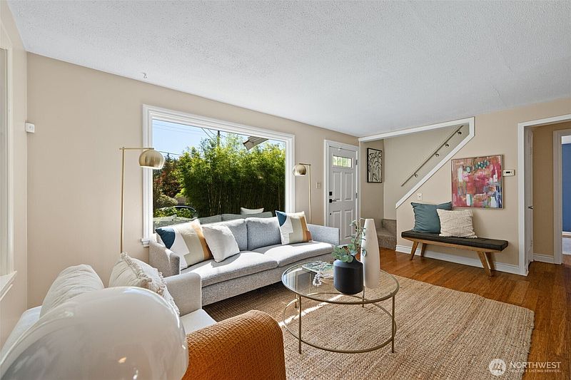 4th image of 320 NE 156th Street