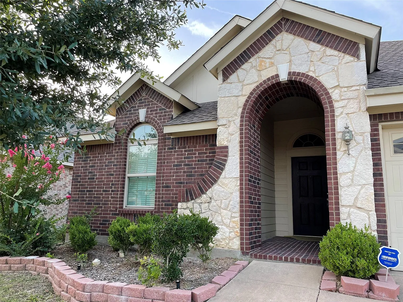 4 bed, 1938 sqft, $2,495 — Photo 2
