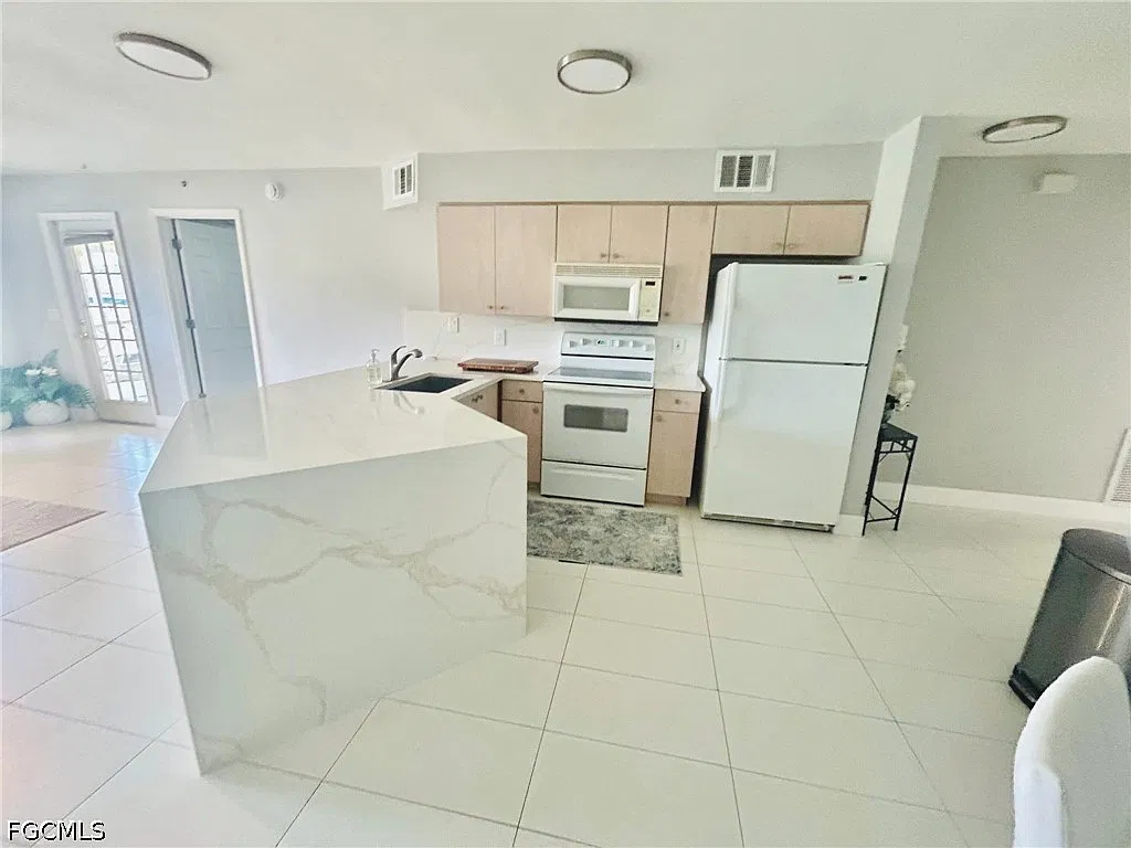 2 bed, 2.0 bath, 1000 sqft, $1,595 — Photo 4