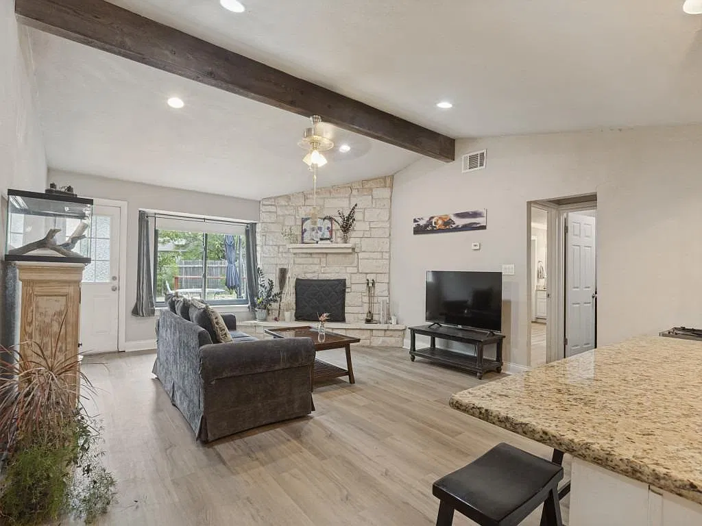 3 bed, 2.0 bath, 1760 sqft, $2,100 — Photo 3