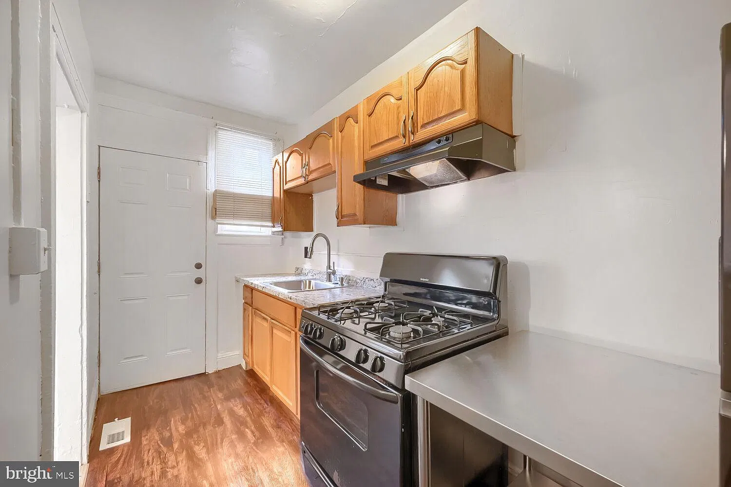 3 bed, 1.0 bath, 896 sqft, $1,400 — Photo 3