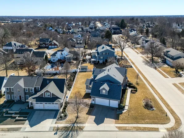 2101 Nicholas Ct, Bettendorf, IA 52722