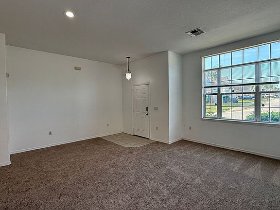 4th image of 306 Vine Dr