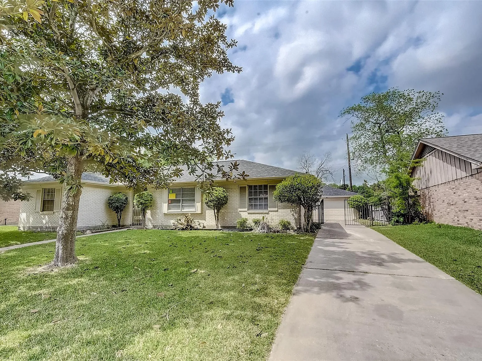 3 bed, 2.0 bath, 1598 sqft, $2,200 — Photo 2