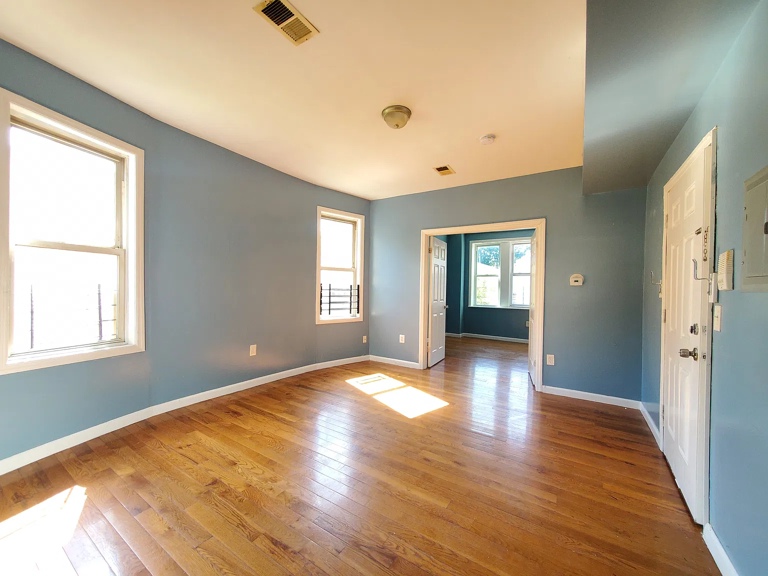 3 bed, 1000 sqft, $2,200 — Photo 3