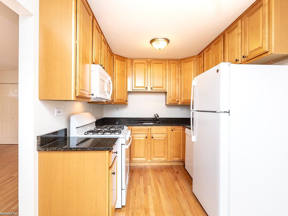 1st image of 224 Surrey Dr