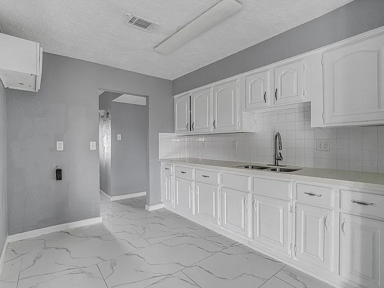 14618 Flair Dr — Photo 11
