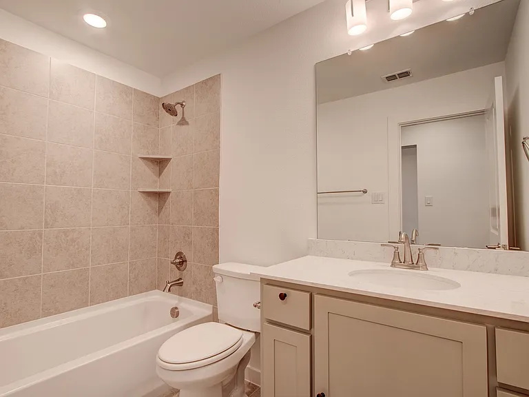 724 Kendall Ln — Photo 5