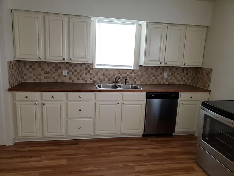 502 E Main St — Photo 4