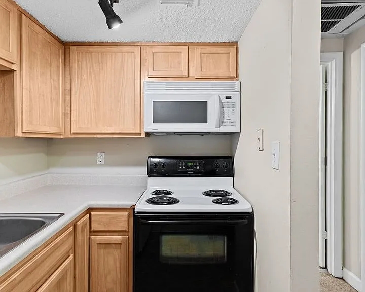 Balsam Avenue Apartments - The Courts — Photo 34