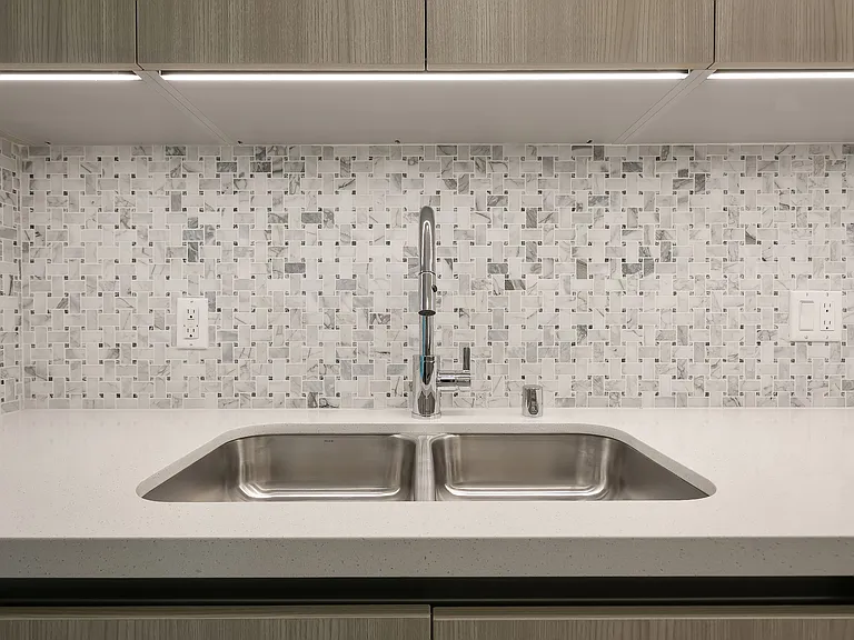 1070 S Holt Ave — Photo 7