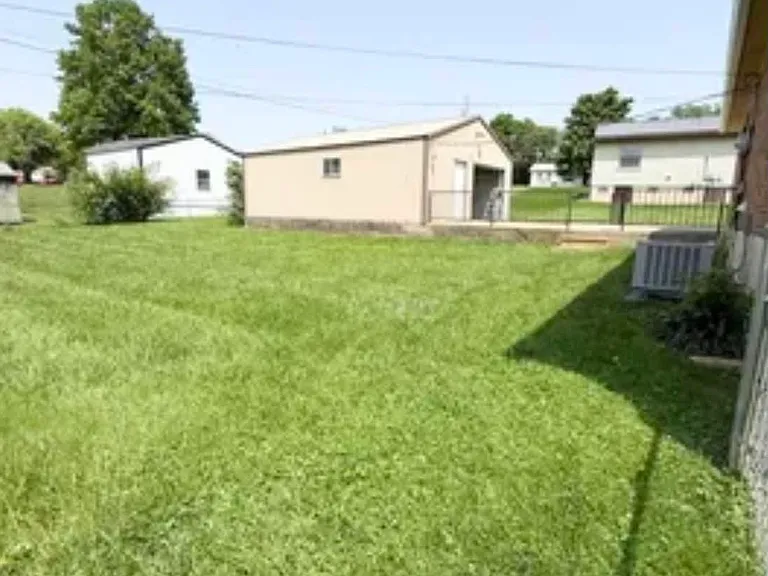 28 Ashwood Dr — Photo 2