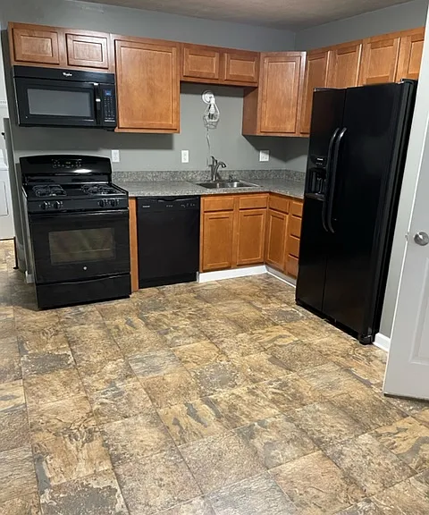 Gas stove, microwave, dishwasher and refrigerator with on the door water and ice