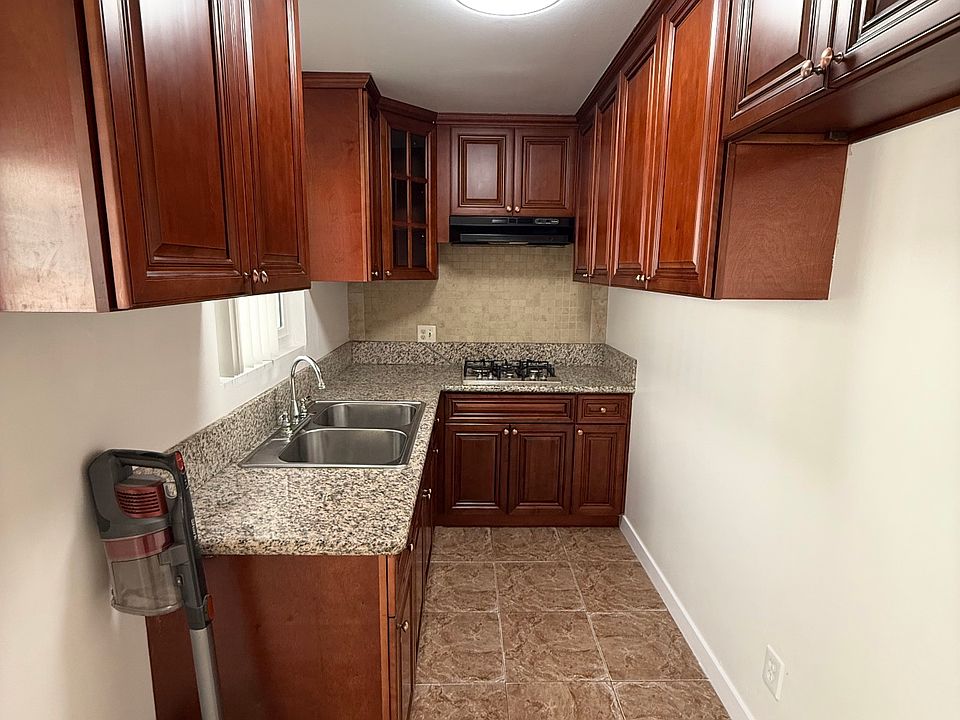 1st image of 516 E Maple St APT 2