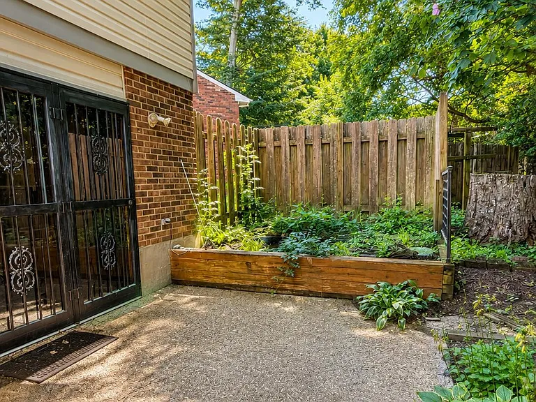 5109 Volney Ct — Photo 25