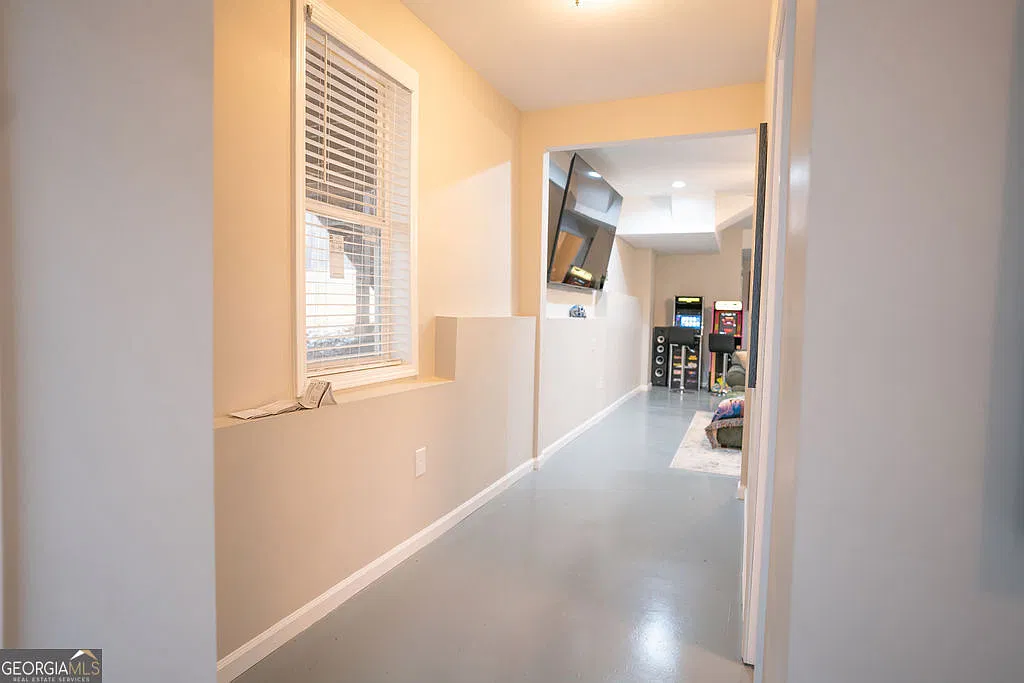 2 bed, 1.0 bath, 990 sqft, $2,400 — Photo 2