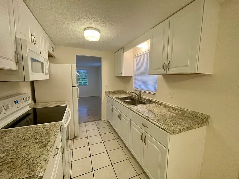 623 Shore Rd — Photo 11