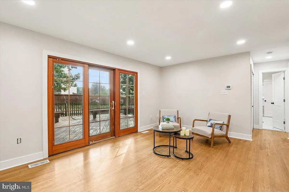 3 bed, 2.0 bath, 1301 sqft, $3,200 — Photo 4