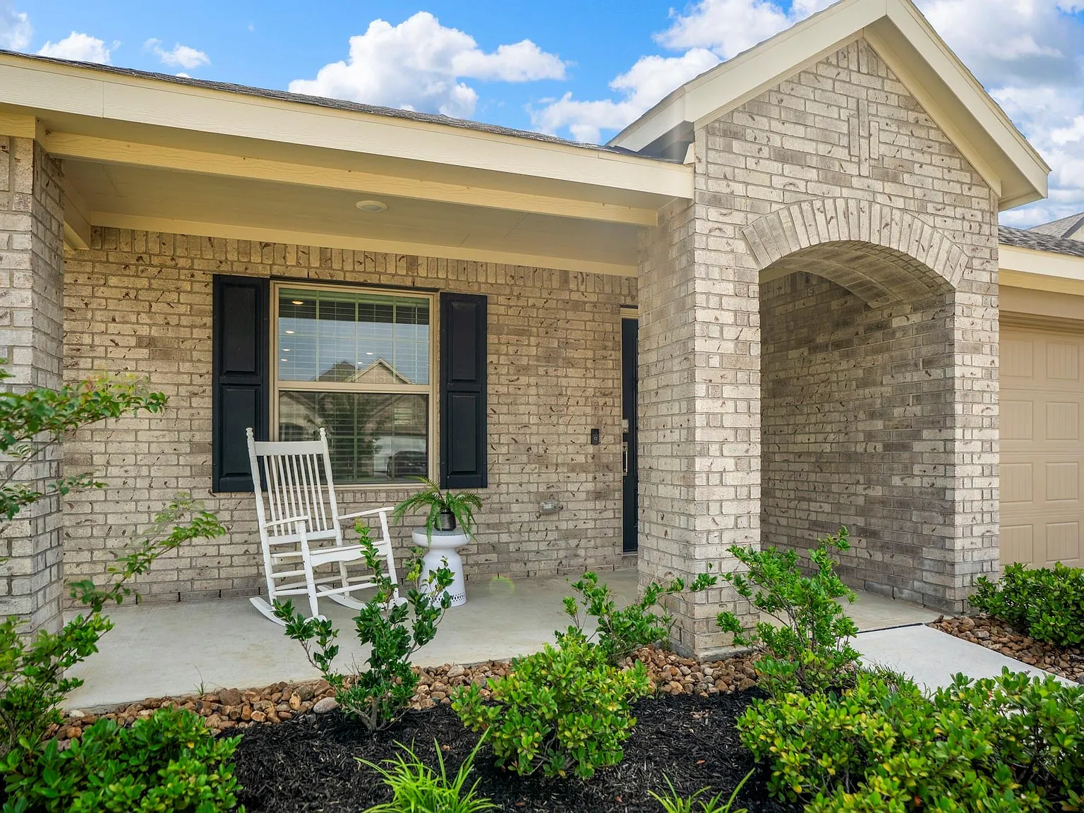 3 bed, 2.0 bath, 1448 sqft, $2,000 — Photo 1