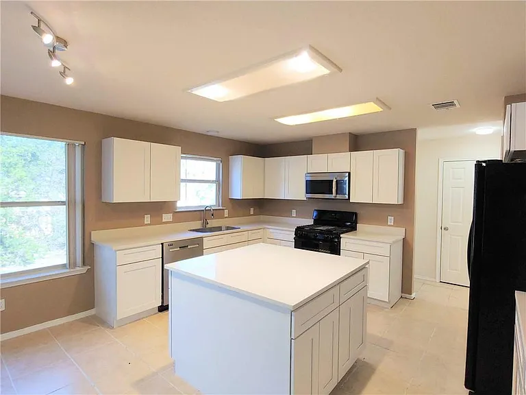 1101 Wood Creek Dr — Photo 3