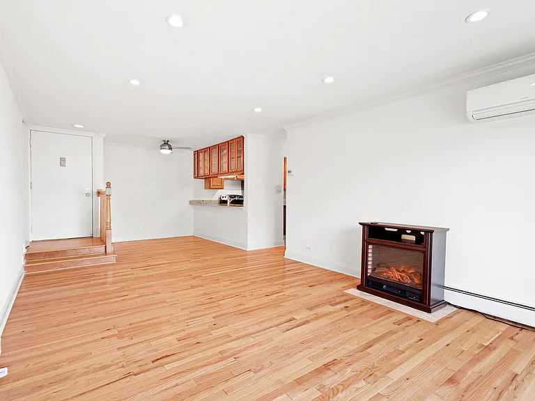 Emerald Court Apartments — Photo 14