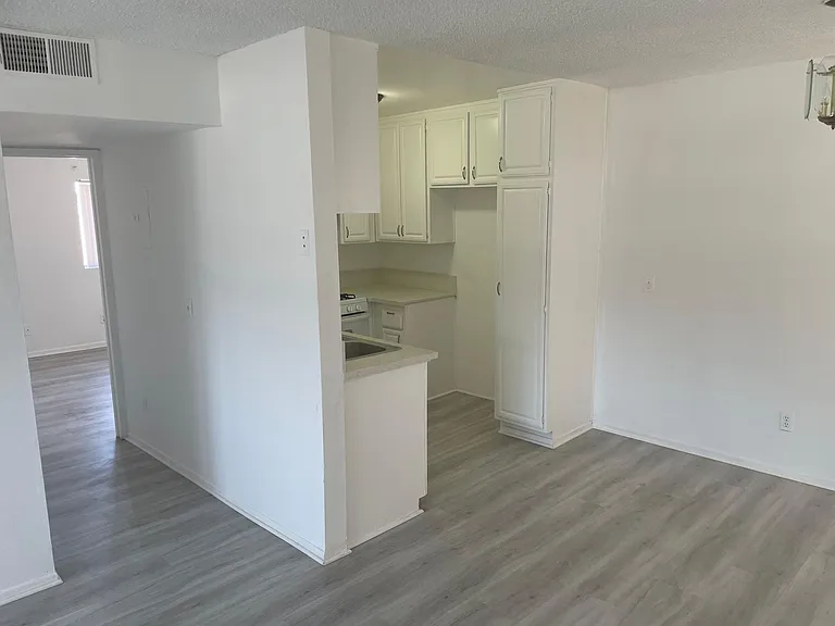333 W Lexington Dr — Photo 18