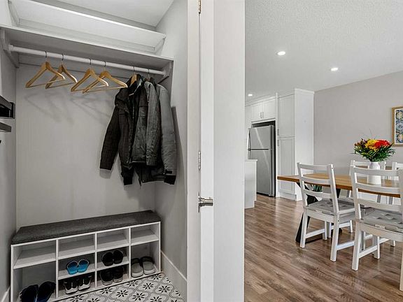 5th image of 16 S Midcrest Rise SE