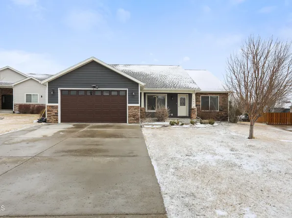 1547 Creekside Dr W, Williston, ND 58801