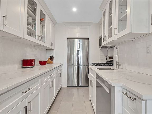 3rd image of 116 Pinehurst Ave APT L32
