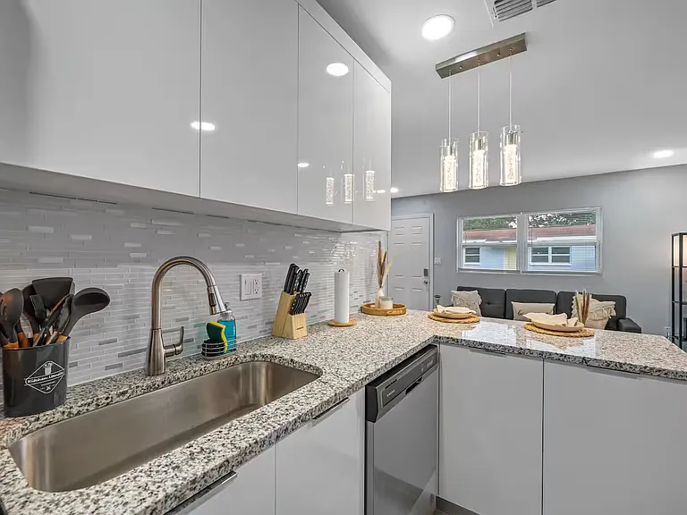 4313 W Woodlawn Ave — Photo 8