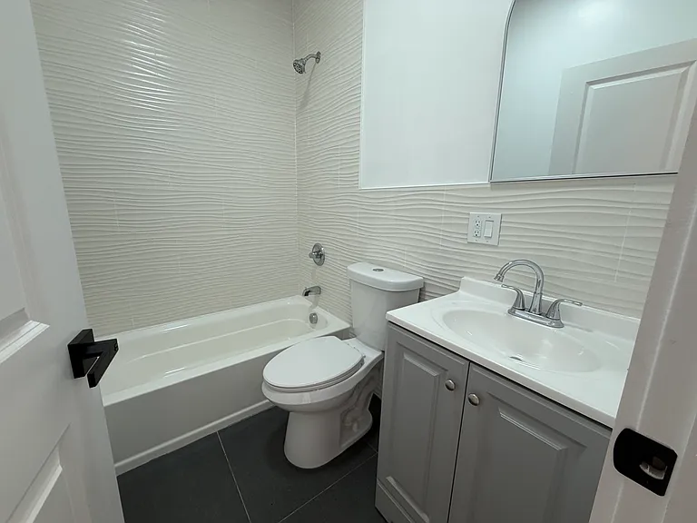 183 Woodside Ave #2R — Photo 7