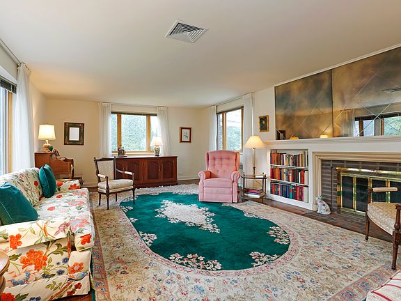 2nd image of 215 Manhattan Ave