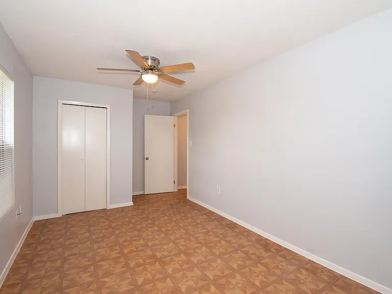 12525 N Interstate Highway 35 — Photo 11