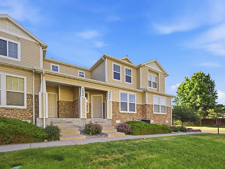 5882 Ensemble Hts — Photo 2