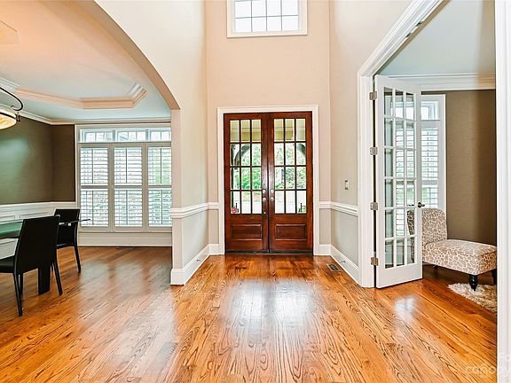 5th image of 1015 Westbury Dr