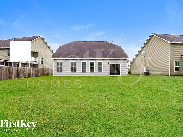 447 Stonefield Cir — Photo 17