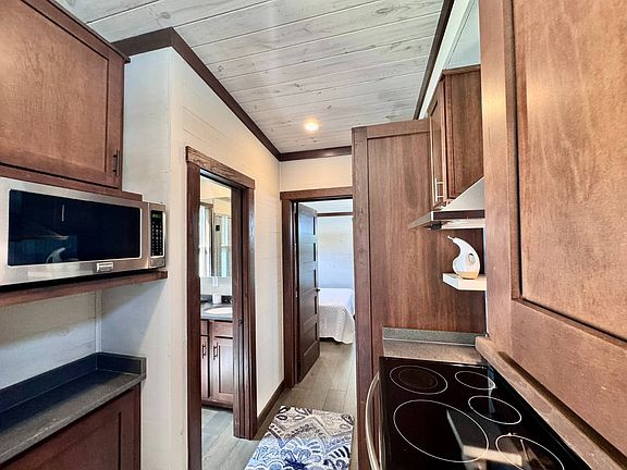 15th image of 181 Drifting Brook Ln