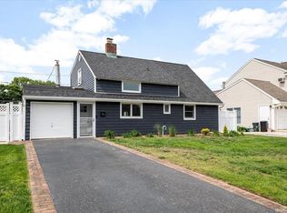 27 Dock Ln, Wantagh, NY 11793